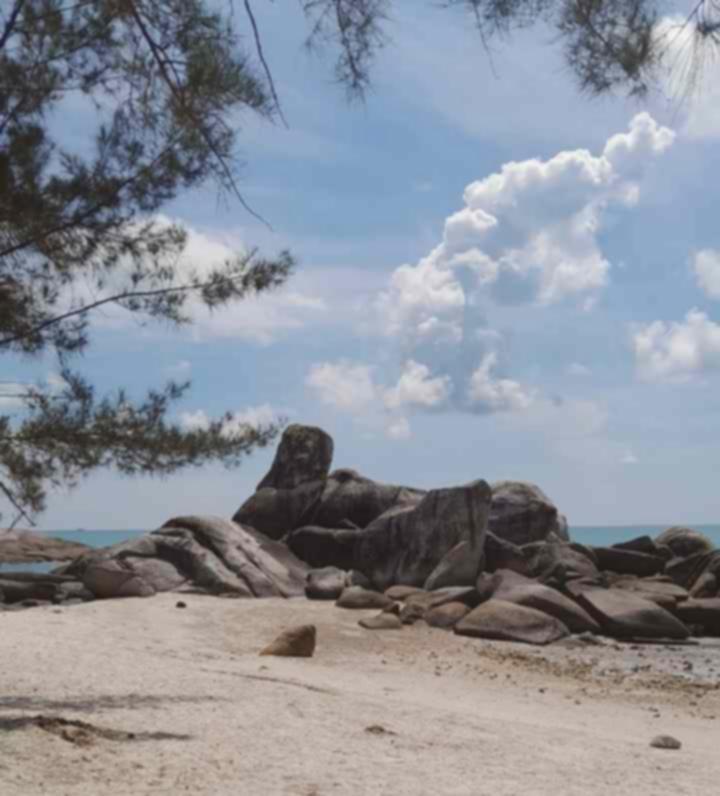 Pantai Batu Tunggal: Keindahan Granit Tersembunyi yang Wajib Dikunjungi