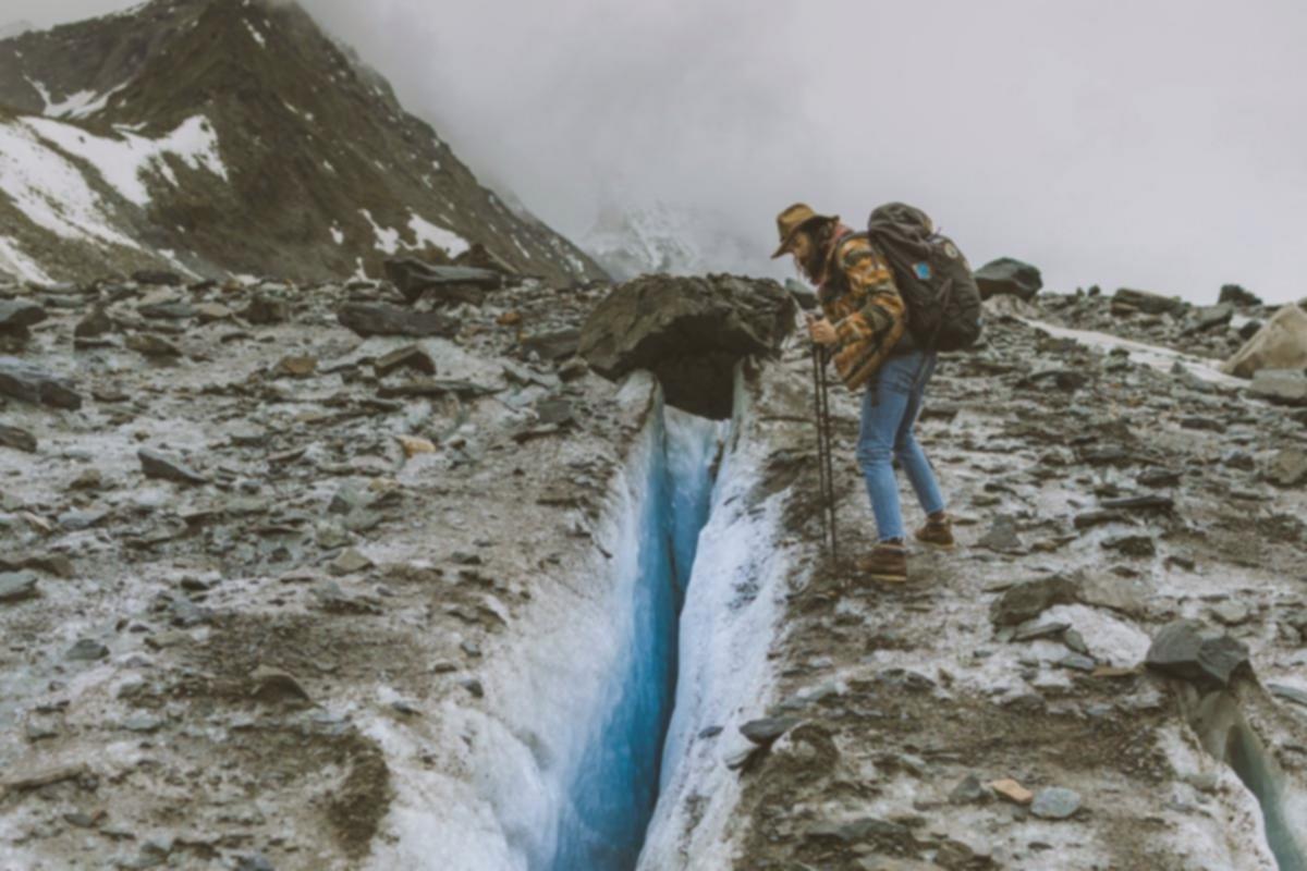 Crevasse: Fakta Celah Gletser Maut yang Wajib Diketahui Pendaki!