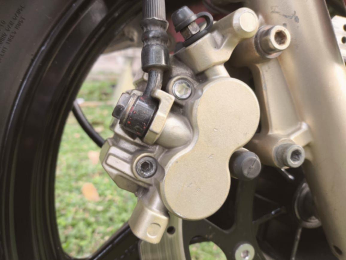Kampas Rem Motor Habis Sebelah? Ini 5 Penyebab Utamanya!