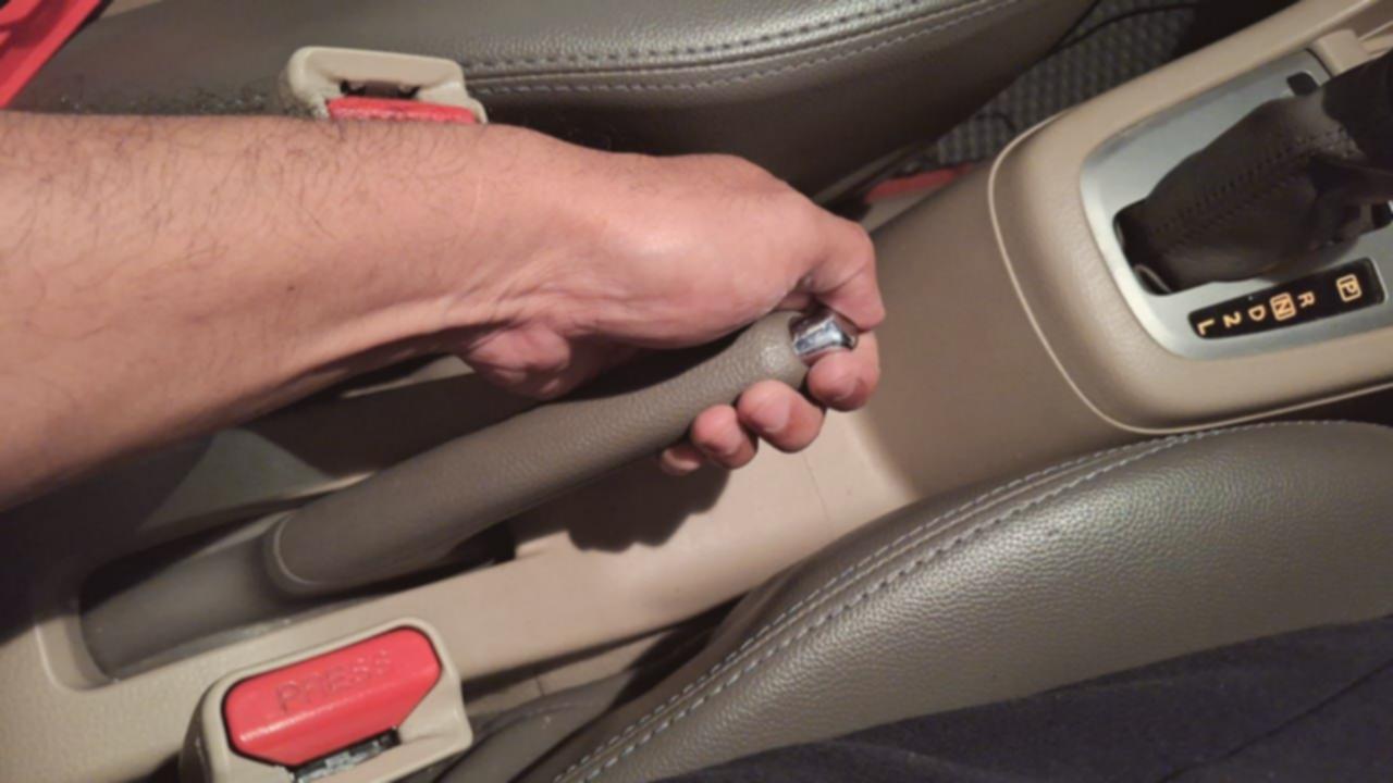 Setel Rem Tangan Mobil Sendiri? Cuma Modal Obeng! Ini Caranya