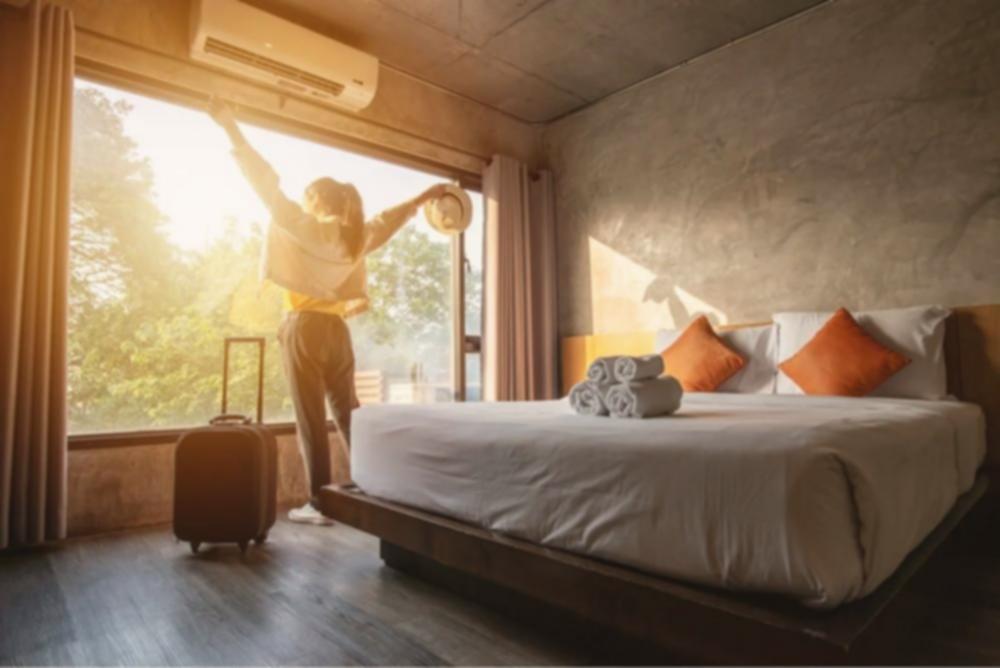 Staycation: Arti, Manfaat, Tips, dan Bedanya dengan Liburan Biasa
