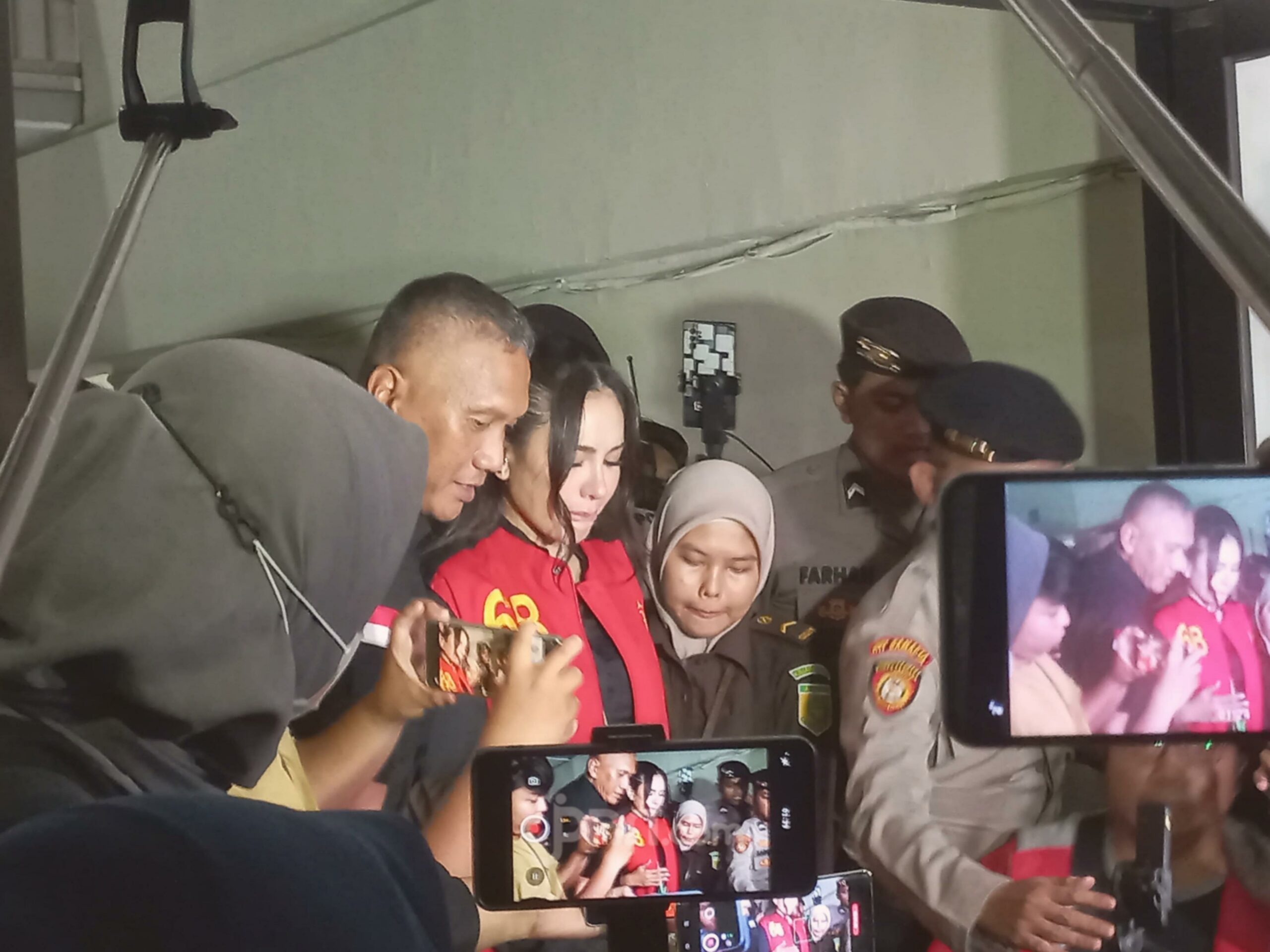 Nikita Mirzani Nangis di Sidang Vadel Badjideh: Ada Apa?