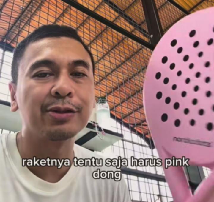 10 Potret Raditya Dika Main Padel, Bikin Komunitas Raket Geng Satu