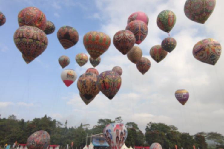 Wonosobo Memukau! 36 Balon Udara Hiasi Langit, Ribuan Terpukau