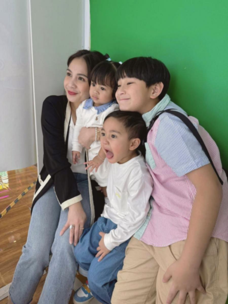 8 Potret Nagita Slavina Photobox bareng Trio R, Manis Banget!