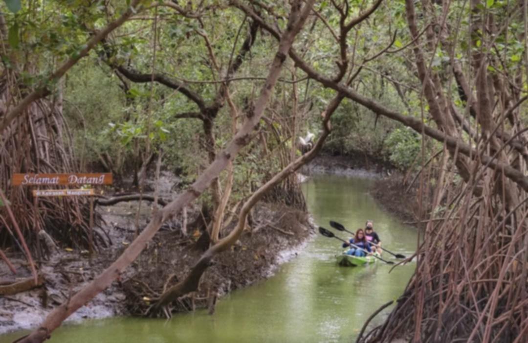 Wisata Surabaya Barat Murah: 5 Tempat Piknik Keluarga Hemat!