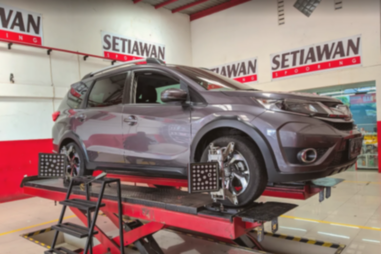Spooring Balancing Mobil: Kapan Waktu Tepat & Manfaatnya?