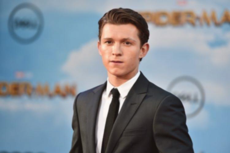 Tom Holland Jadi James Bond? Fans Ragu, Ini Alasannya!