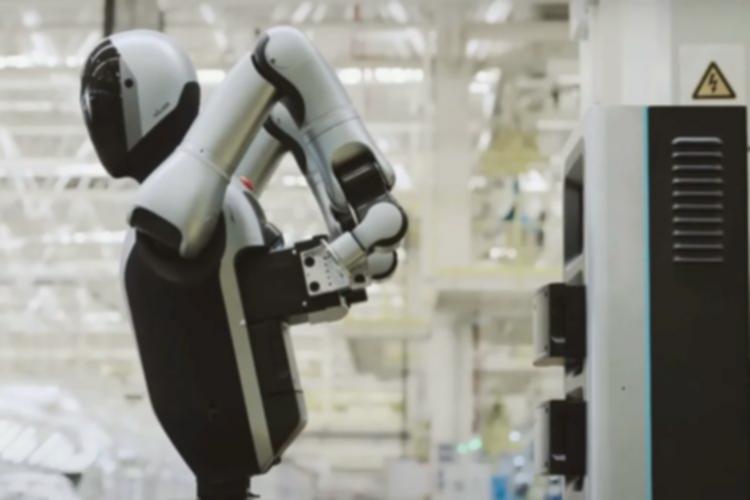 Robot Humanoid China Ganti Baterai Sendiri: Terobosan Pertama di Dunia!