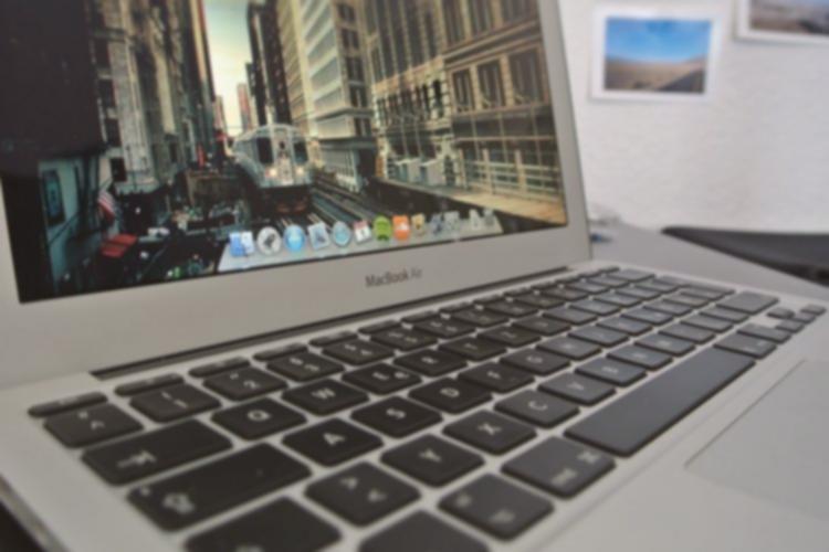 MacBook Murah Chip iPhone? Apple Siapkan Kejutan Akhir 2025!