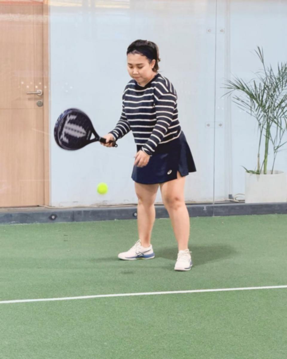 Kiky Saputri Bugar! 7 Potretnya Rajin Main Padel Postpartum