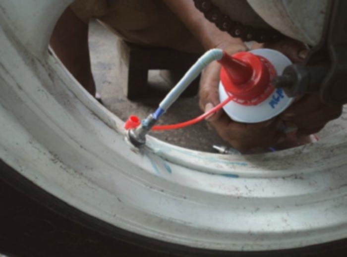 Cairan Ban Anti Bocor Motor: Efek Samping Selain Menyumbat, Wajib Tahu!