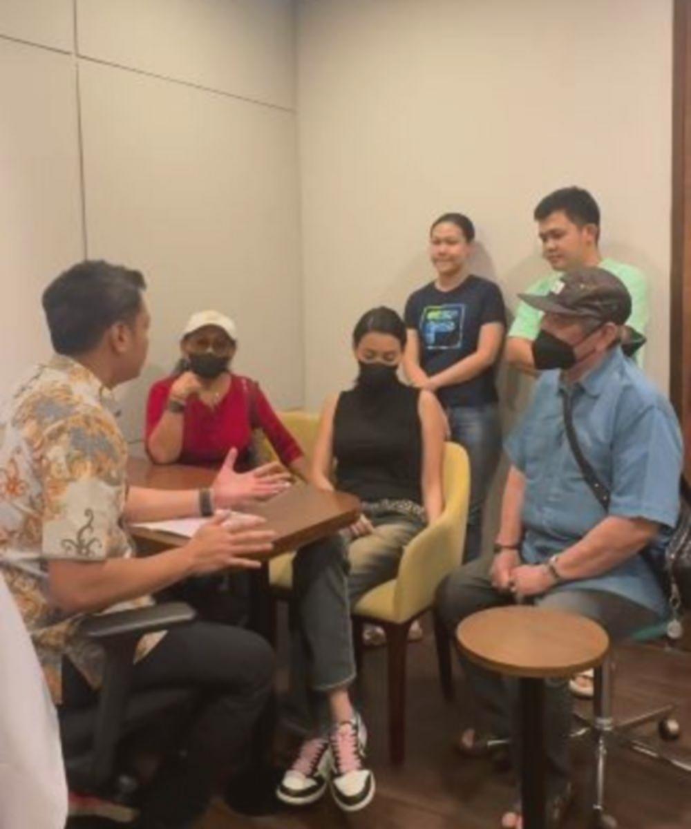Erika Carlina USG, Ditemani Orangtua: 7 Foto Tegarnya