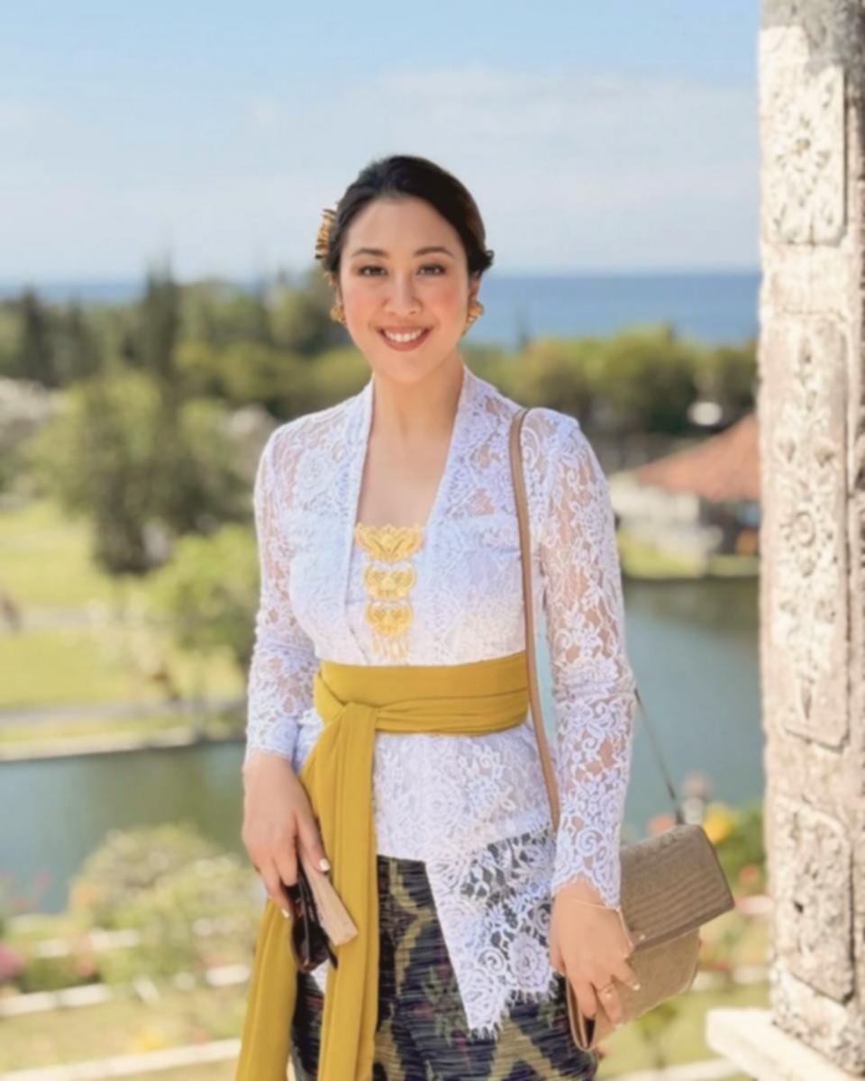 Sherina Muncul di Upacara Atma Wedana Bali: Belajar Budaya