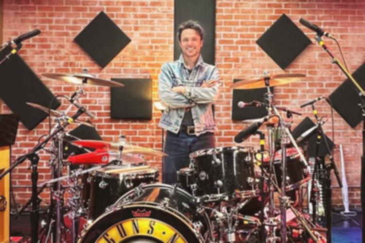 Isaac Carpenter: Drummer Baru Guns N’ Roses, Siapa Dia?
