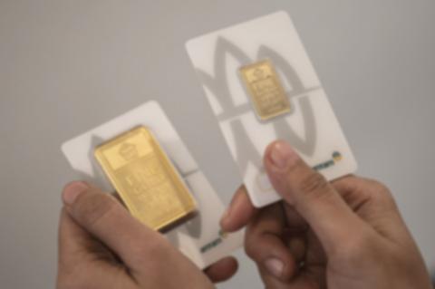 Harga Emas Hari Ini Naik! Antam Rp 2.303.000, Galeri24 Rp 2.304.000