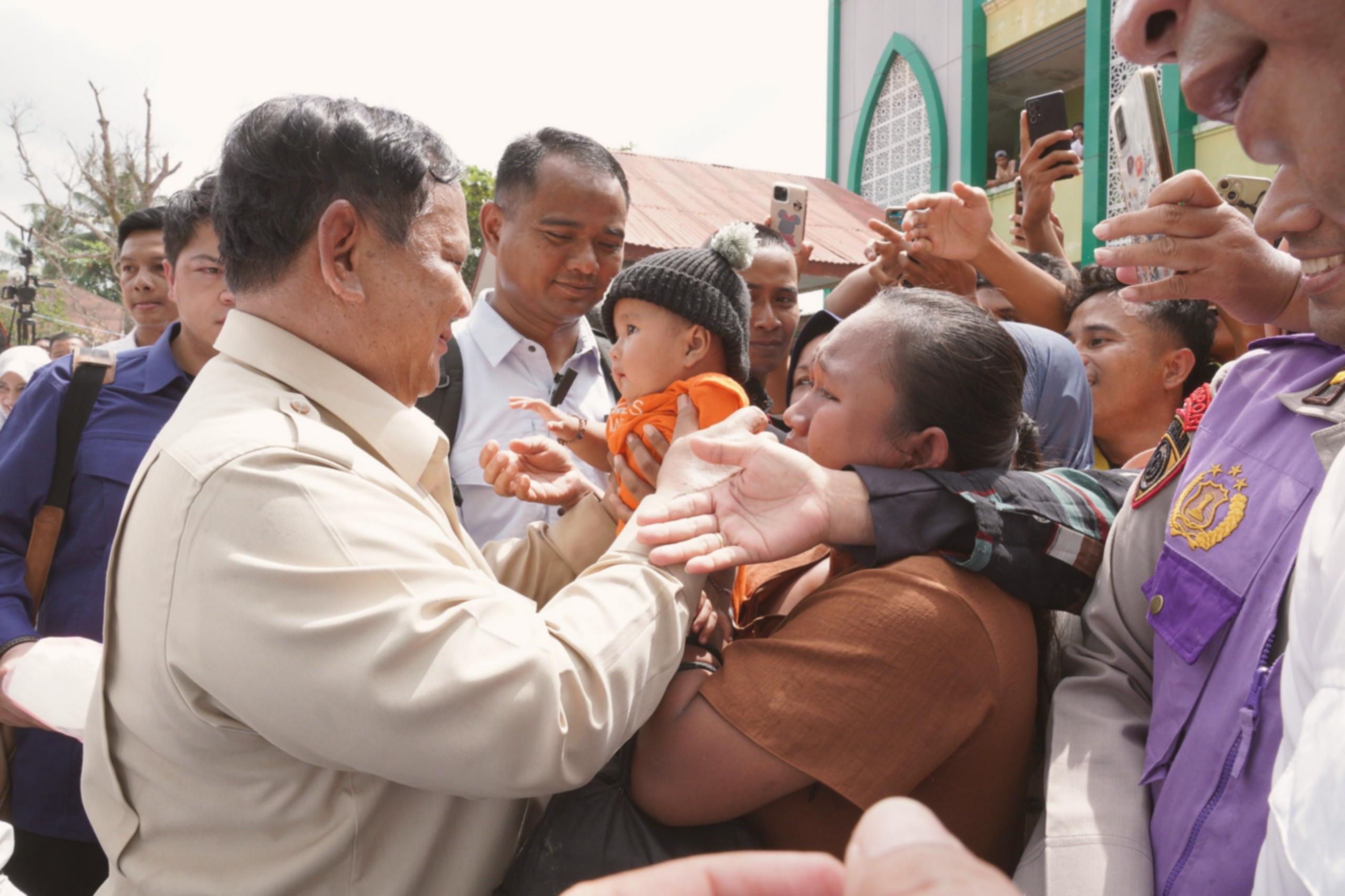 Prabowo tinjau pengungsi banjir Langkat, tegaskan negara tak tinggalkan warga
