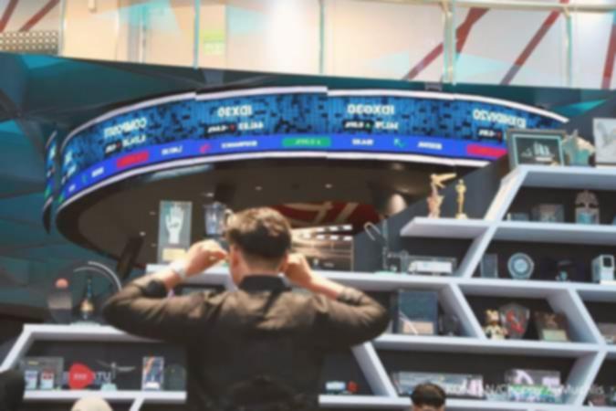 IHSG cetak rekor ke level 8.710, top gainers LQ45 ADMR, GOTO dan DSSA, Senin (8/12)