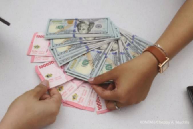 Rupiah melemah jelang RDG BI, pasar tunggu arah kebijakan