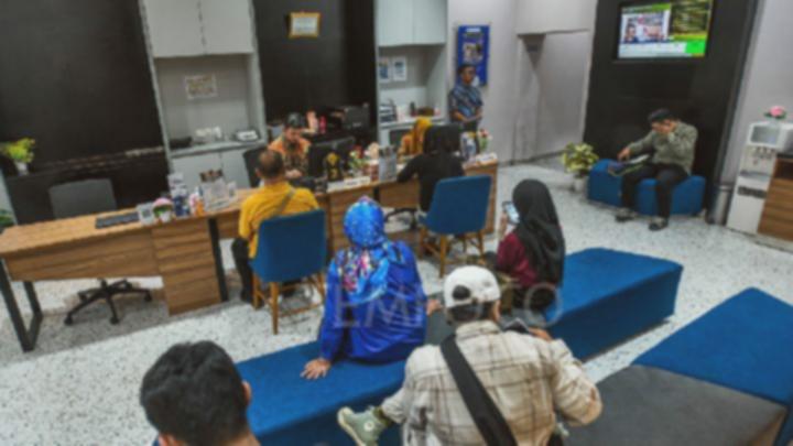 Harga emas Antam hari ini turun lagi Rp 6 ribu