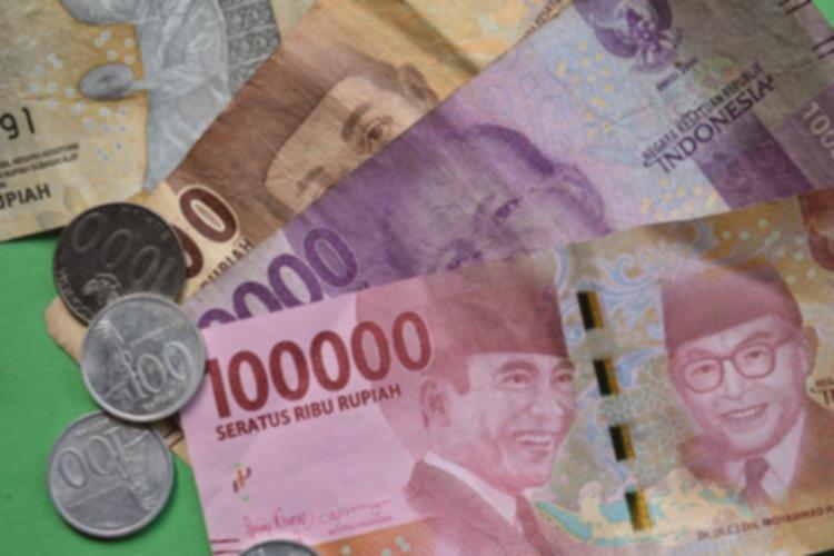 Rupiah tertekan saat IHSG cetak rekor, ini penyebabnya kata analis
