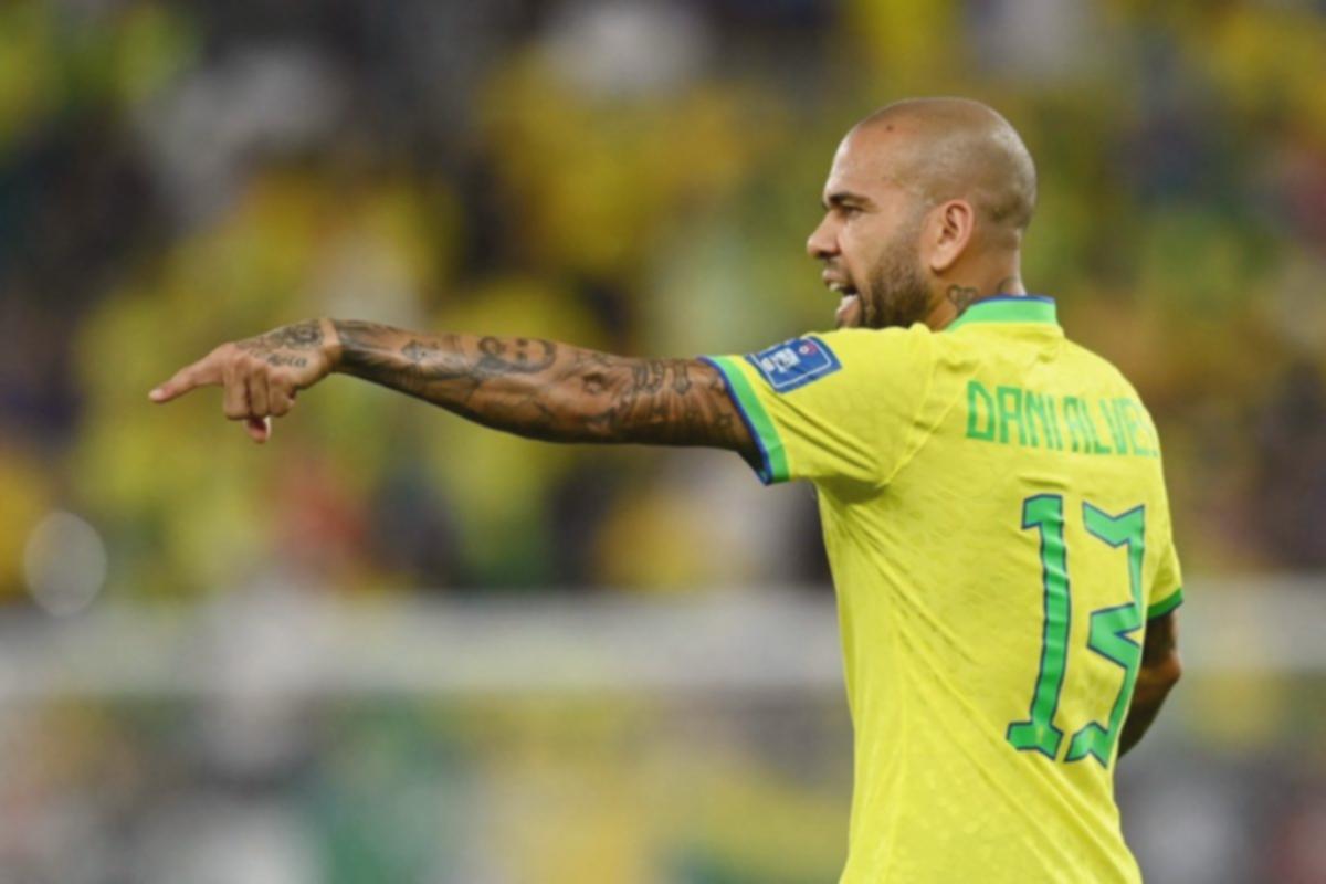 Dani Alves Resmi Belim Saham Klub Liga 3 Portugal, Siap Kembali ke Sepak Bola?